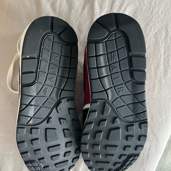 Nike shoes - Picture 2 of 3